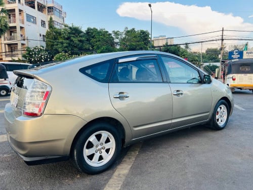 Prius 06 (បង់រំលស់100%)