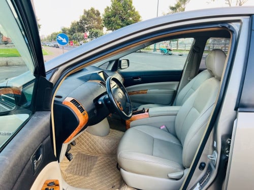 Prius 06 (បង់រំលស់100%)