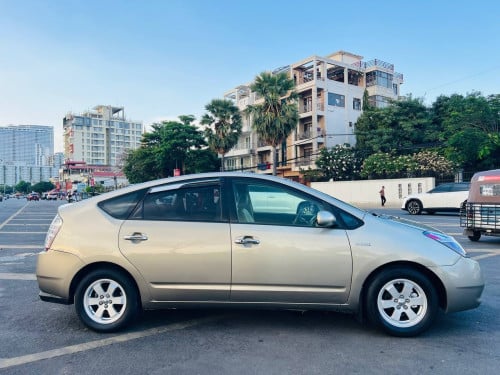 Prius 06 (បង់រំលស់100%)