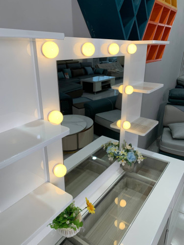Set vanities makeup