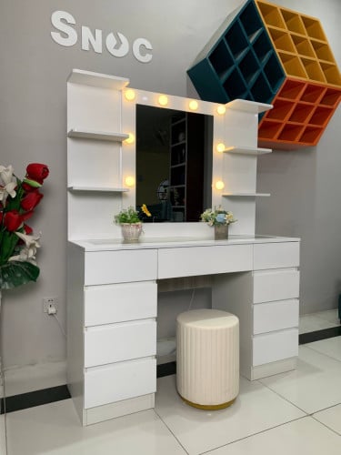 Set vanities makeup