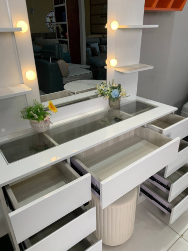 Set vanities makeup
