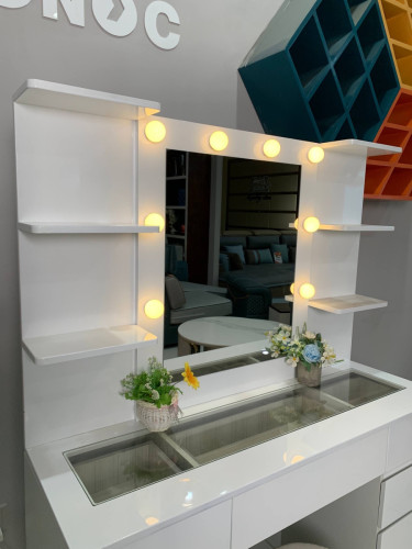 Set vanities makeup