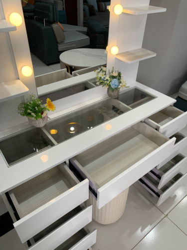 Set vanities makeup