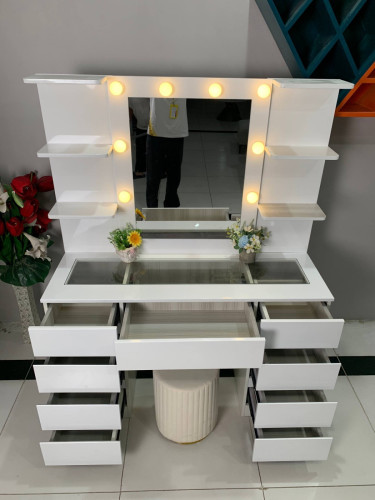 Set vanities makeup