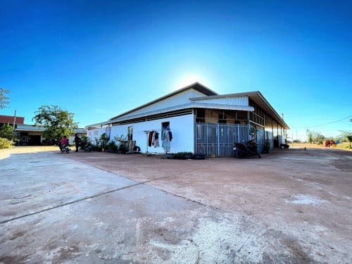 ដី​ ជាប់ផ្លូវ​ បេតុង​ 8m ផ្លូវក្រោយ​ 6m ពីផ្សារ​ បុស្ស​ក្រឡាញ់​ 400m ចុះត្រង់​ ពុះបាន