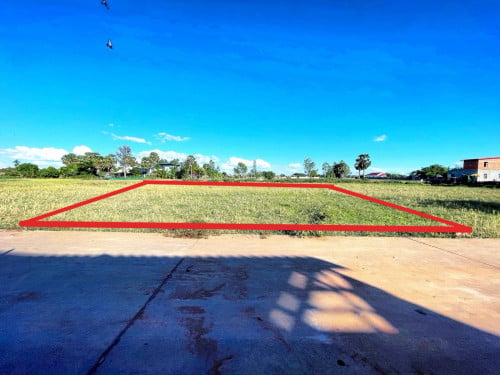 ដី​ ជាប់ផ្លូវ​ បេតុង​ 8m ផ្លូវក្រោយ​ 6m ពីផ្សារ​ បុស្ស​ក្រឡាញ់​ 400m ចុះត្រង់​ ពុះបាន