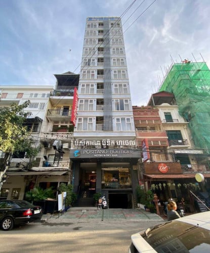 អគាhotelលក់បន្ទាន់នៅមាត់ទន្លេរ