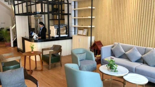 អគាhotelលក់បន្ទាន់នៅមាត់ទន្លេរ