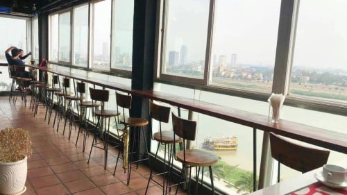 អគាhotelលក់បន្ទាន់នៅមាត់ទន្លេរ