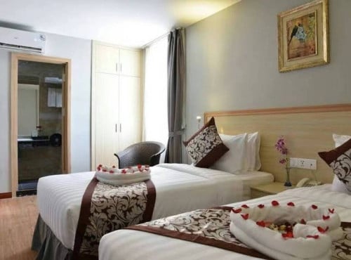 អគាhotelលក់បន្ទាន់នៅមាត់ទន្លេរ