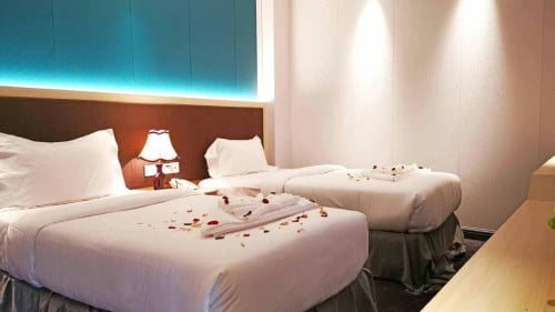 អគាhotelលក់បន្ទាន់នៅមាត់ទន្លេរ