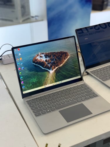 Surface go 1 laptop