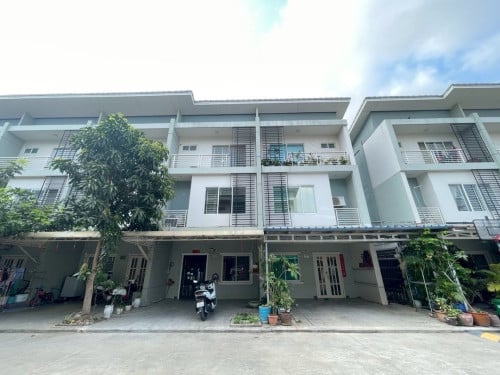 ផ្ទះលក់បន្ទាន់ ក្នុងបុរីប៉េងហួតបឹងស្នោ