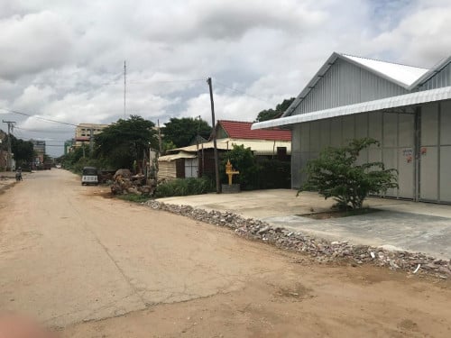 ឃ្លាំងខាងឆ្វេង សំរាប់ជួល 450$ ផ្លូវ1011 ក្រោយមន្ទីរពេទ្យសែនសុខ
