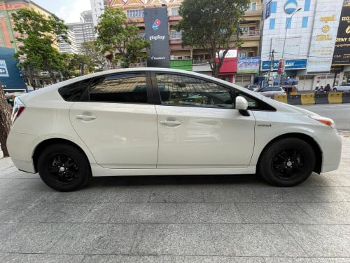 🚘2012 Toyota Prius Option3 ក្នុងលឿង