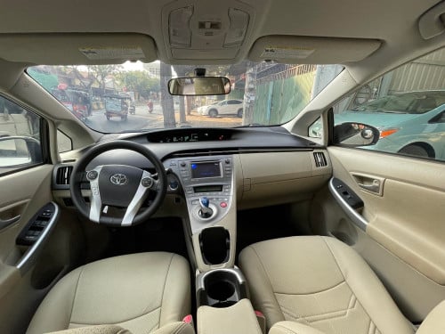 🚘2012 Toyota Prius Option3 ក្នុងលឿង