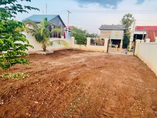 ដីលក់ជាប់ផ្លូវរដ្ឋ