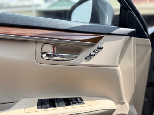 2013 Lexus ES300h ឡើងមុខហើយ ឡានស្អាត