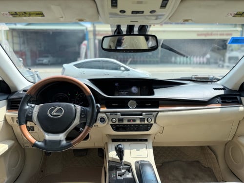 2013 Lexus ES300h ឡើងមុខហើយ ឡានស្អាត