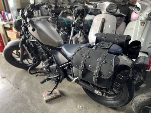 60$ កាបូបសងខាង ស្បែកជ័រ មានជើងដាក់កែវទឹកទៀត ដាក់បានគ្រប់ម៉ូតូ