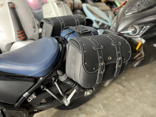 60$ កាបូបសងខាង ស្បែកជ័រ មានជើងដាក់កែវទឹកទៀត ដាក់បានគ្រប់ម៉ូតូ