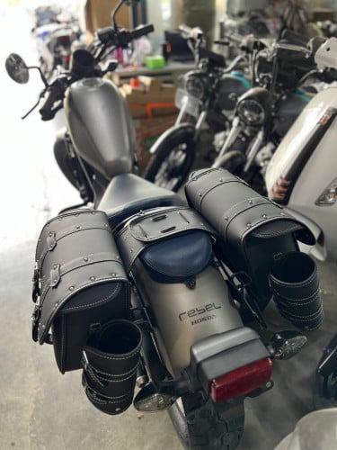 60$ កាបូបសងខាង ស្បែកជ័រ មានជើងដាក់កែវទឹកទៀត ដាក់បានគ្រប់ម៉ូតូ