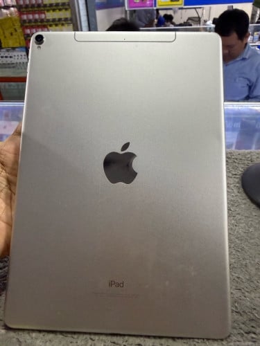 iPad Pro 10.5 Memory64G Sim WiFi 95% មានឆ្នាំងសាក