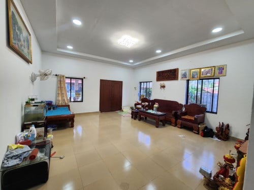 ផ្ទះលក់បន្ទាន់ខ្លាំងជិតរង្វង់មូលគួរស្រូវទល់មុខអាគារខុនដូរជប៉ុន
