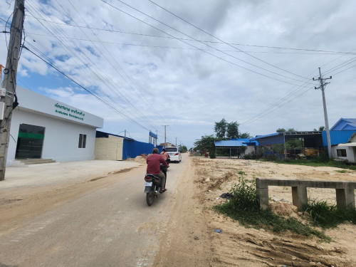 ផ្ទះលក់បន្ទាន់ខ្លាំងជិតរង្វង់មូលគួរស្រូវទល់មុខអាគារខុនដូរជប៉ុន