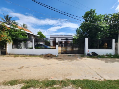 ផ្ទះលក់បន្ទាន់ខ្លាំងជិតរង្វង់មូលគួរស្រូវទល់មុខអាគារខុនដូរជប៉ុន