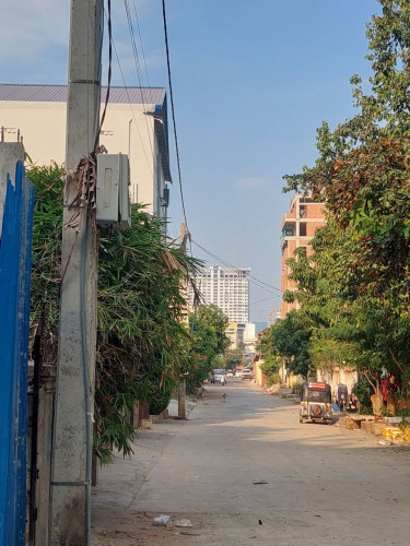 ផ្ទះលក់បន្ទាន់ជាប់ផ្សារចំរេីនផលមុខពេទ្យរុស្សុី