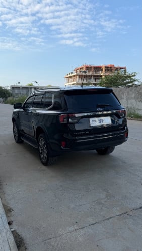 Everest 2023 Titanium Full ពណ៌ខ្មៅ បីម៉ឺនគីឡូជាង