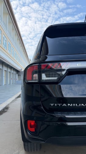 Everest 2023 Titanium Full ពណ៌ខ្មៅ បីម៉ឺនគីឡូជាង
