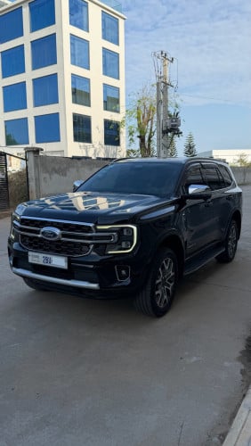 Everest 2023 Titanium Full ពណ៌ខ្មៅ បីម៉ឺនគីឡូជាង