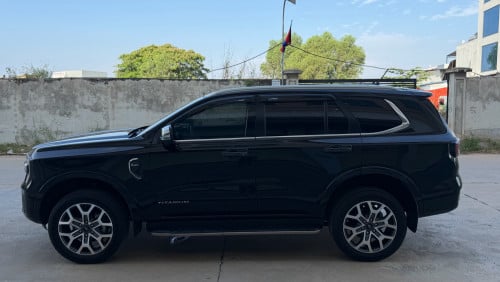 Everest 2023 Titanium Full ពណ៌ខ្មៅ បីម៉ឺនគីឡូជាង