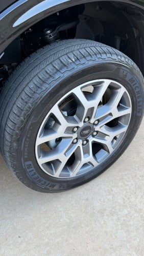 Everest 2023 Titanium Full ពណ៌ខ្មៅ បីម៉ឺនគីឡូជាង