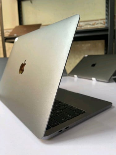Macbook Proឆ្នាំ2017 Touch Bar