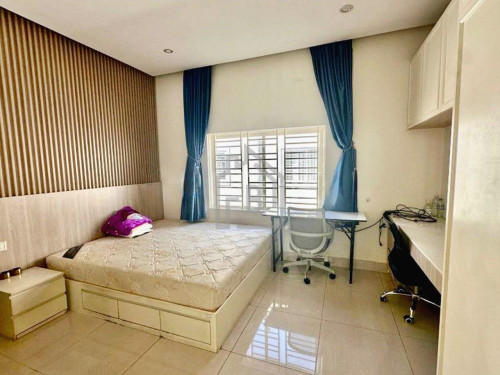 Townhouse 4 Bedrooms for RENT near CHIP MONG Sen Sok Mall