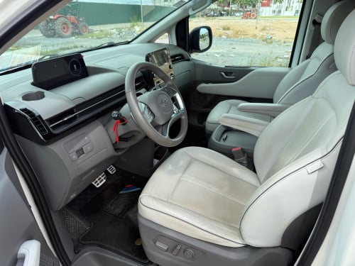 Hyundai Staria 2022 lounge vip 7 seater