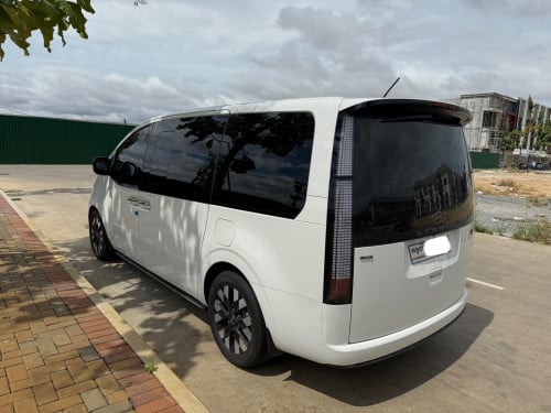 Hyundai Staria 2022 lounge vip 7 seater