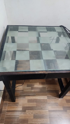 Table with glass top L85.5xW85.5xH79cm