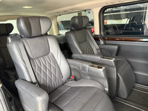 TOYOTA GRANVIA VIP PREMIUM ម៉ាស៊ូត​