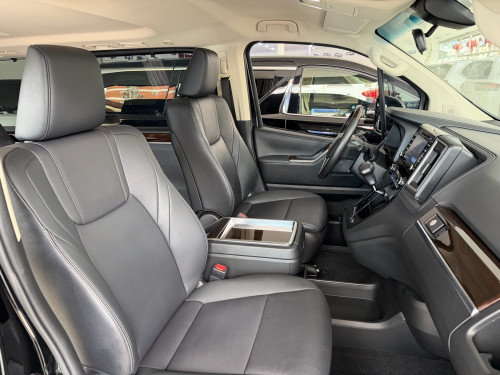 TOYOTA GRANVIA VIP PREMIUM ម៉ាស៊ូត​