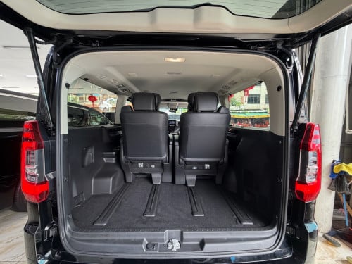 TOYOTA GRANVIA VIP PREMIUM ម៉ាស៊ូត​