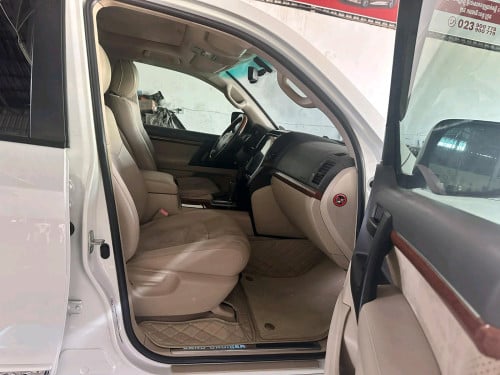 Toyota Landcriser ( Platinium Edition) 2013
