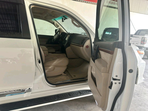 Toyota Landcriser ( Platinium Edition) 2013