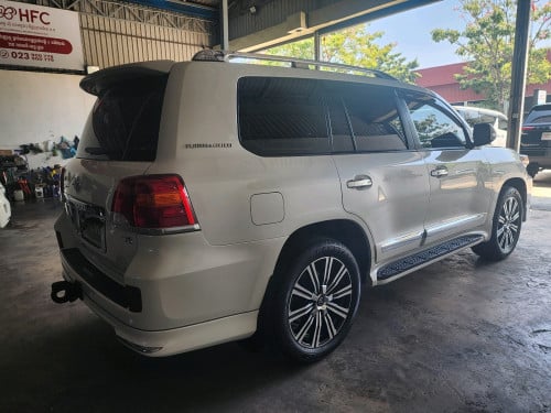 Toyota Landcriser ( Platinium Edition) 2013