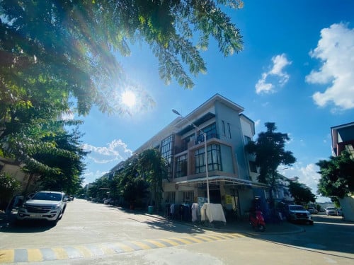 ផ្ទះអាជីវកម្មនៅកែង លក់បន្ទាន់នៅបុរីប៉េងហួតបឹងស្នោរ