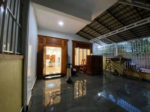 វីឡាភ្លោះជិតច្រមុះជ្រូកស្តឹងមានជ័យ